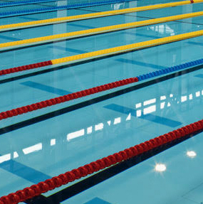 A swimming pool divided in laneway for competitive or leisure swimming.
